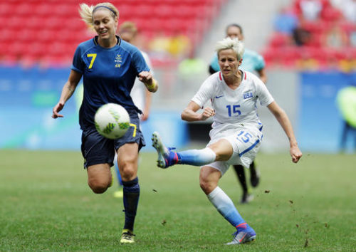 Lesbian Soccer Star Megan Rapinoe Kneels During National Anthem Lgbtq Nation 