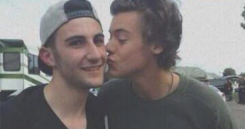 Harry Styles kissing man