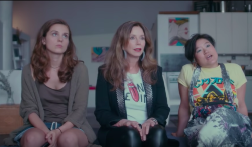 Harper, her mother Val and Harper's roommate Devon commiserate about the difficulties on online dating in season one of "Queering" Queering, lesbian web series, bisexual women, Susan Gallagher, Diana Oh, Sophia Grasso, Harper, Devon, Val, Leticia Di Bortoli