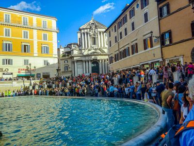 This is what the crowds at the Trevi Fountain were really like.