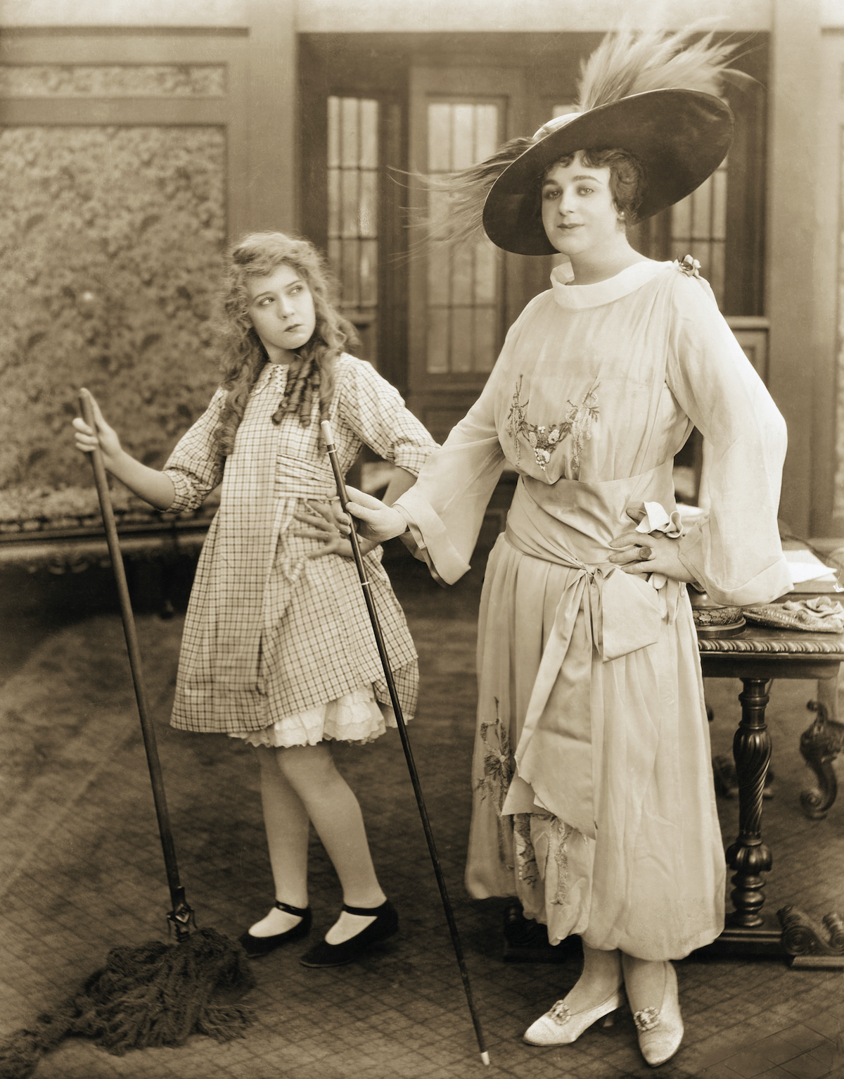 Actress Mary Pickford and Drag Performer Julian Eltinge. Photo: Actress Mary Pickford and Drag Performer Julian Eltinge via Getty Images